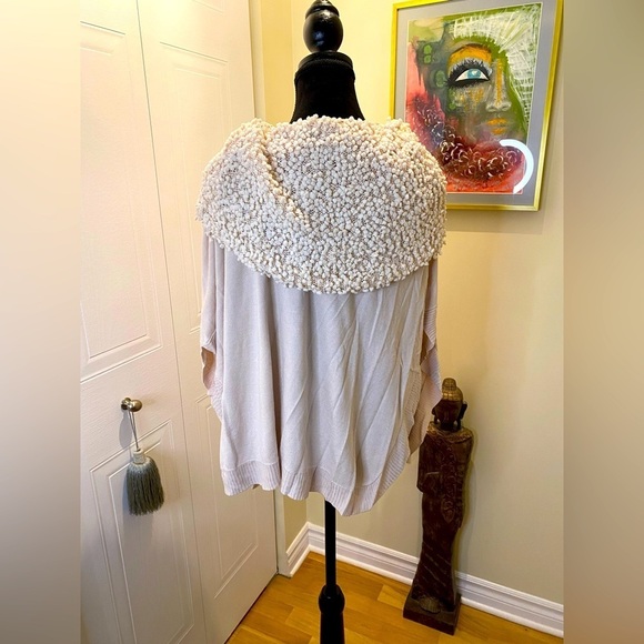 Dolce Cabo cowl neck poncho in off white w/ sparkling collar w/ gold sequins ✨ - Picture 4 of 10